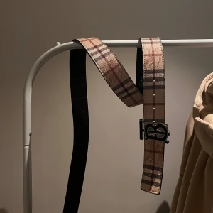 Burberry bälte  - Säljer pga det inte är min stil längre, extra hål gjorda därav lägre pris samt lite smått slitage i hål pga mycket andvönding. Är öppen för BYTEN samt PRISFÖRSLAG.