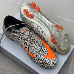 NIKE MERCURIAL VAPOR VI SAFARI FG - Väldigt sällsynta fotbollsskor som var speciell gjorda för CR7 i säsongen 2010/2011, skornas skick 8,3/10