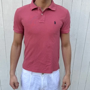 Röd aktig pique tröja från Ralph Lauren - Tja! Säljer en röd aktig pikétröja från Ralph Lauren i bra skick|| skick:8,0/10|| Storlek:Sitter som S men står 14-16(L)|| Nypris:~1000 mitt pris:399|| om ni har mer frågor kontakta gärna🙂