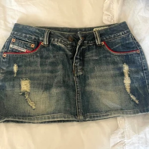 Disel jeanskjol - Disel mini skirt, osäker på storlek men skulle säga att den är som en M. Lämna gärna prisförslag 🤗