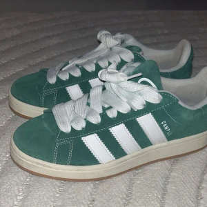 Adidas campus - Gröna adidas campus sneakers, använda några gånger och har lätt tecken på slitning endast på insidan, gröna skosnören tillkommer och är helt nya!