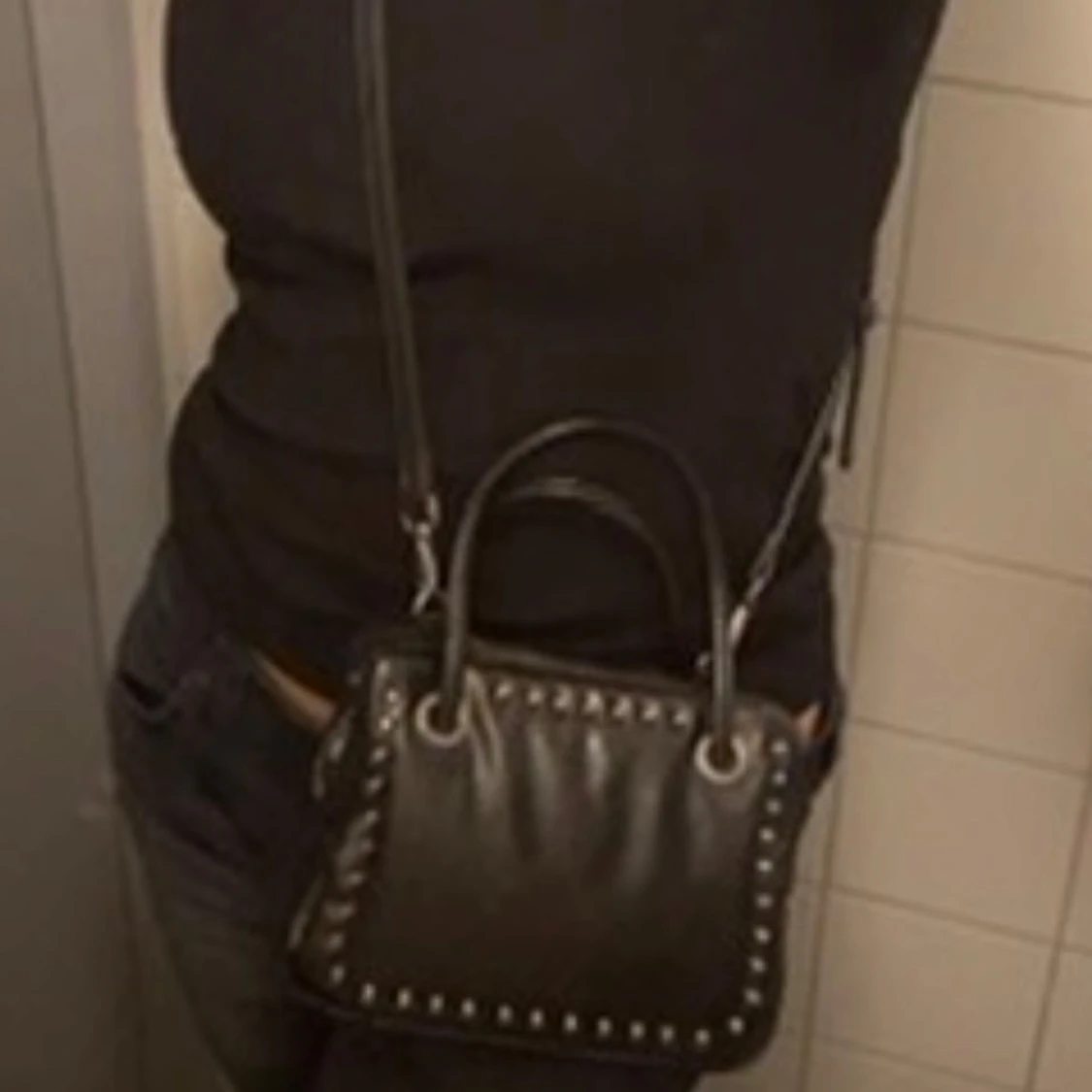 Svart axelväska med nitar - 1
