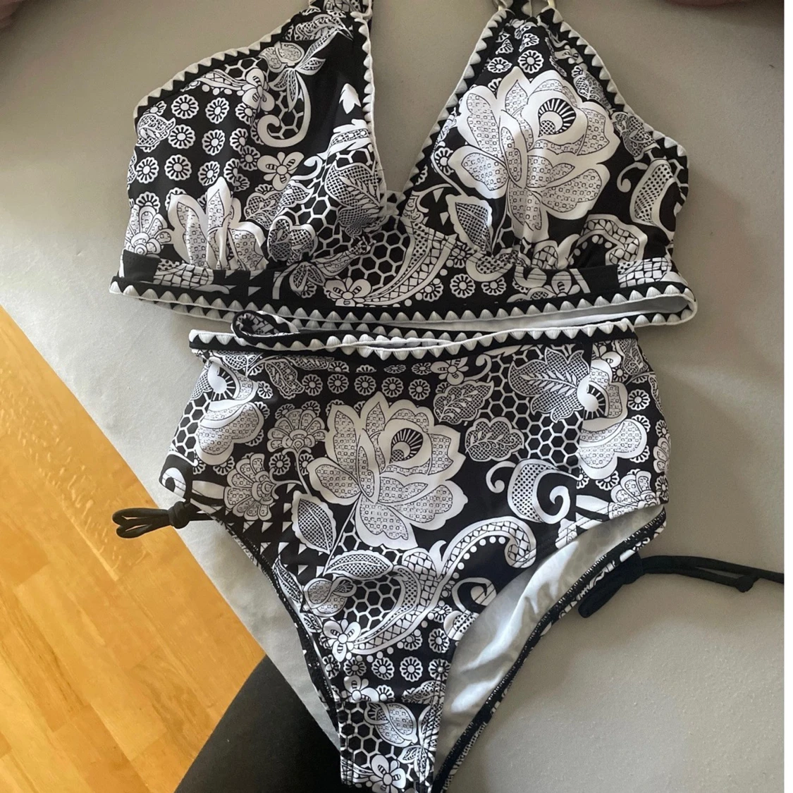 Svartvit blommig bikini med snörning