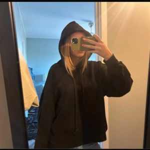 Svart oversized hoodie från Zara - Skön svart hoodie med coola detaljer.