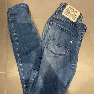 Blå Replay jeans anbass, 27/32 - Snygga blå jeans från Replay, använda Max 5 gånger.Jeansen har raka ben och är tillverkade i mjukt denimtyg som sitter skönt. Perfekta för dig som gillar en stilren och tidlös look. Bara att skriva vid funderingar😁👍