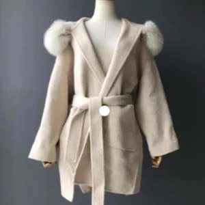 Beige kappa - Krämvit kappa med äkta päls, kappan är ifrån garroff. Bältet på kappan är en annan färg därav priset Kappan är onsize därav passar alla 