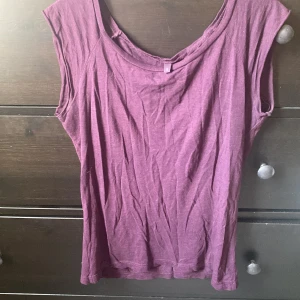 T shirt - En lila t shirt har fått av min farmor men aldrig använt den