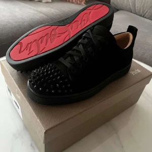 Christian Louboutin  - Ett par riktigt feta Louboutins i näst intill nyskick som passar till det mesta. Skorna är i storlek 43 men passar även 44. Tveka inte på att höra av dig vid funderingar! (Skorna kommer i box och äkthetsbevis finns) 🌟