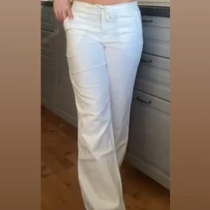 Vita linnebyxor med snörning💕 - Säljer mina snygga linnebyxor, väldigt sköna till sommaren 