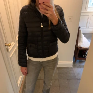 Dunjacka från Moncler - Mörkblå dunjacka från Moncler! Den är i strl 14 år (164 cm), men skulle säga att den är lite större än så. Den är i mycket bra skick! Nypris 6565 kr🩷🩷