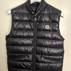 Moncler Gui svart - Moncler Gui i storlek 3, passar M. Mycket fint skick.