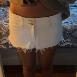 Vit kort jeanskjol - Vit jättekort jeanskjol från gina, (gammal) inga defekter!!!!🩷🩷skicka prisförlag