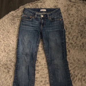 Gina Tricot jeans med fickor💕 - Gina tricot jeans med fickor där bak. Storlek 34. Den är i god skick, men jag har sytt om längs ner på byxan (det som syns på bild 4) men det är inte synligt från utsidan🩷