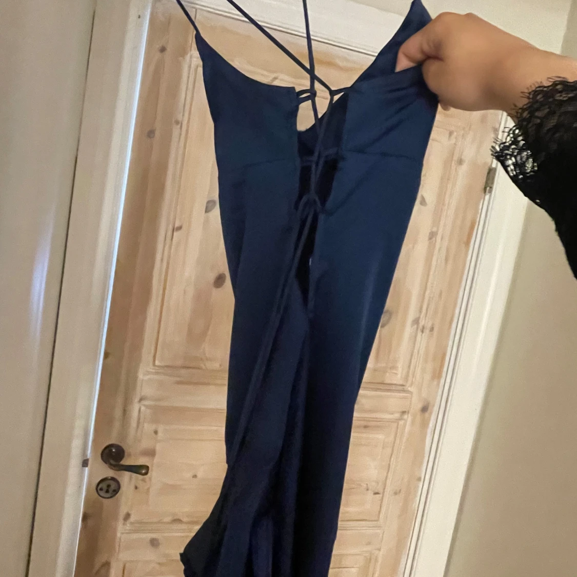Marinblå långklänning med snörning