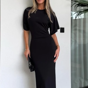 Avora klänning  - Säljer denna snygga dna long dress från avora. Aldrig använd. Str Xs.