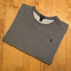 Klassisk grå Ralph lauren tröja. - Säljer en tvär fet grå Ralph Lauren-tröja Snygg passform, klassisk stil. Skön, stilren och i riktigt bra skick. 62 cm på längden och 50 cm axelbredd. Postar inom 24 timmar efter köp// Resellinghaven