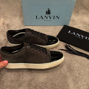 Lanvin Captoe  - Hej! Säljer nu dessa väldigt populära och eftertraktade i färgen ”elephant grey” på lanvin skorna! Storlek UK 10 vilket motsvarar 44 i EU storlek!  Skick 9,5/10!  Ny pris= 5000 kr Säljs för= 2899 kr! OG tillkommer vid köp= dustbag  