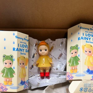 Sonny Angel - I Love Rainy Day Series - Säljer äkta Sonny angels!!!!! En oöppnad Sonny angel, en anka och en guldfisk från serien ”i love rainy day”.  Byter gärna mot antingen Sonny angel från samma serie (elefanten eller axolotl) eller någon annan serie! Vid snabbaffär går priset att diskuteras!!  Möts gärna upp om de skulle önskas🫶🏼 