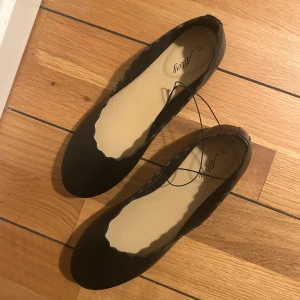 Svarta ballerinaskor med vågig kant - Stilrena svarta ballerinaskor från Alley i storlek 37. Bara testade, men supersköna och perfekta nu i sommar! 💓🥂 Kolla mina andra annonser, har gjort en stor rensning och säljer allt för bra priser!