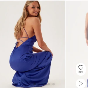 Elegant långklänning med öppen rygg - Snygg blå långklänning i satinliknande material med smala axelband och öppen rygg med snörning. Klänningen har en slits framtill och figurnära passform som ger en elegant siluett. Perfekt för bal eller festliga tillfällen. Klänningen är oanvänd och har prislapp kvar. Nypris 899 kr.