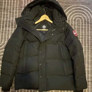Canada goose dunjacka  - Säljer min dunjacka från Canada goose eftersom den ej används så ofta, Det är verkligen en perfekt jacka som håller dig varm. För fler bilder så kan ni höra av er // pris går att diskutera vid snabbt köp 