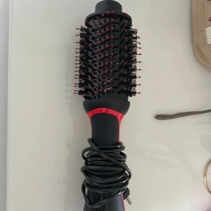 Revlon varmluftsborste - En revlon varmluftsborste. Perfekt för att styla och torka håret samtidigt. Ergonomiskt handtag och lång sladd för enkel användning. Använd endast en gång. 