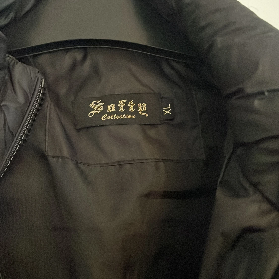 Svart dunväst från Softy Collection - 2