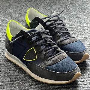 Philippe model skor - Ett par väldigt fina Philippe model trainers som jag har tagit hand om mycket bra. Använt dem max 10 gånger.  Säljer dem nu för att dem är försmå för mig. Väldigt fina är dem. Skriv om du har frågor👑