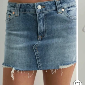 Blå jeanskjol med fransig kant - Superfin jeanskjol från Nelly i storlek 34 men skulle säga att de är större i storlek så är nog mer som en 36, bara använd en gång då den var förstor💗