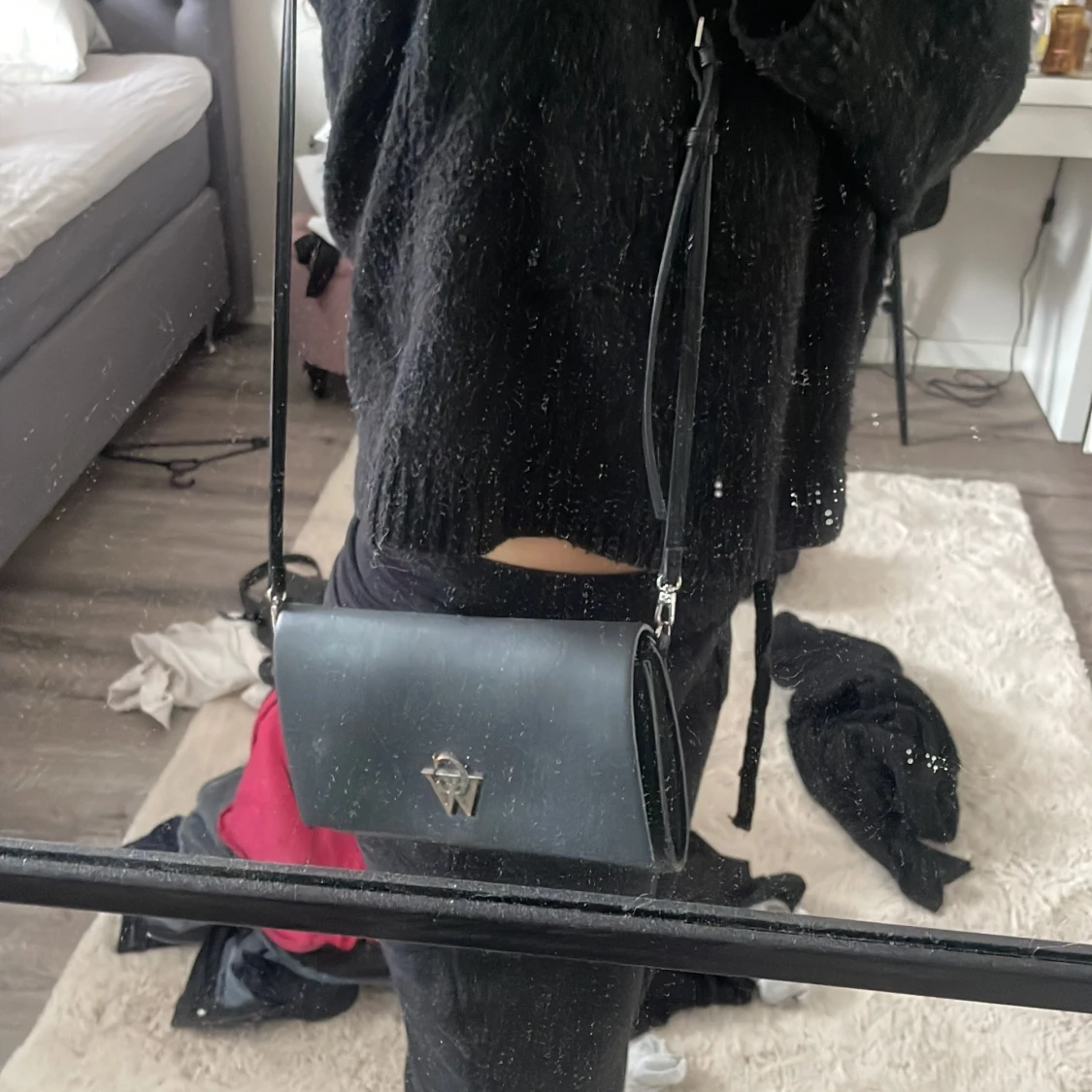 Svart axelväska  - 1