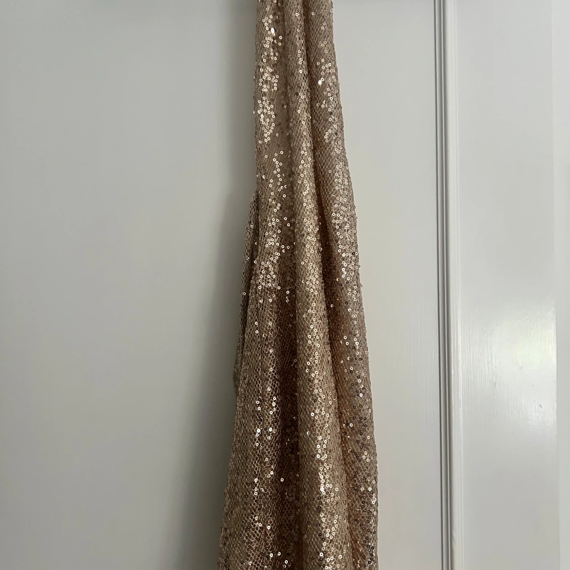 Glittrig guldig halterneckklänning - 3