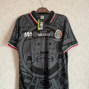 Mexico VM tröja 98 - Snygg och unik svart tröja från Mexico. Special designen gör tröjan extremt unik. Materialet är på en annan nivå. Storlek L