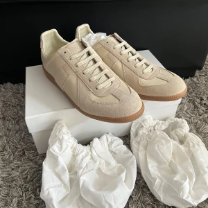 Maison Margiela Gats - Säljer dessa feta skor, perfekta för minimalistisk stil och till sommar. Köpta secondhand, de är i nästan perfekt skick. Anledning till att de säljs är att jag är reseller och resellsr de. Priset är ej hugget i sten och kan diskuteras vid snabb affär. Allt på bilderna ingår. 