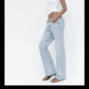Ljusblå raka jeans - Säljer ett par ljusblå jeans med rak passform och klassisk femficksdesign. Jeansen är lågmidjade och är Perfekta för en avslappnad och trendig look. Aldrig använda, med prislapp på! 
