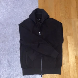 Grå/grön kofta med dragkedja från Massimo Dutti - Stilren grågrön zip tröja från Massimo Dutti i storlek S.  Använd 2-3 gånger. Ordinarie pris 700