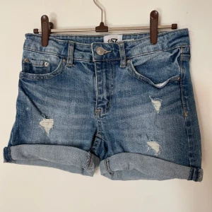 Blå jeansshorts från lager 157 med slitningar - Snygga blå jeansshorts från lager 157 med slitningar framtill. Perfekta för sommardagar, använda fåtal gånger💙
