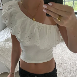 Vit topp - Säljer denna vita toppen ifrån Zara.  Skulle säga att storleken är runt XS. Säljer den för 125 kr. Skriv privat för frågor eller fler bilder🩷