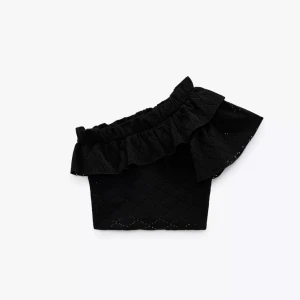 Svart topp med volang Zara - Supersnygg svart topp från Zara med volang längs ena axeln. Toppen är oneshoulder och har broderade detaljer i ett diskret mönster. Kommer tyvärr inte till användning 