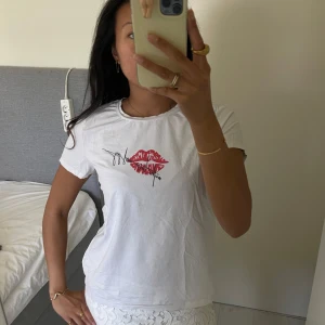 En tröja med tryck - Jättw söt tröja med pussmun från Raglady, passar både s/m