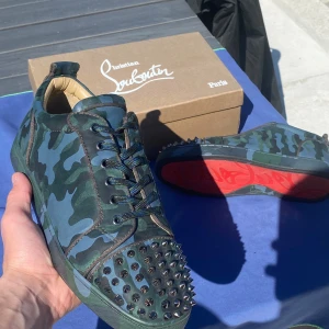 Christian Louboutin camo sneakers med nitar - Ett par unika loubs med camo färg✌️🤩 bytes mot ett par flycrews innan vad jag fick höra. Tappade tyvärr bort extra spikarna. Skorna är i nyskick riktigt fint skick👌 har tagits väl hand om🤝