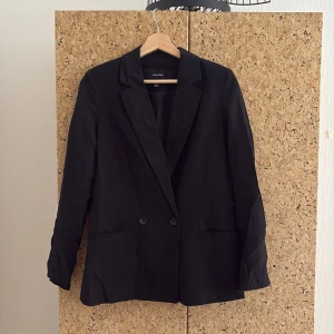 Kavaj - Svart kavaj från Vero Moda i storlek 34. Kavajem är oversize i passformen och har ett klassisk snitt. 