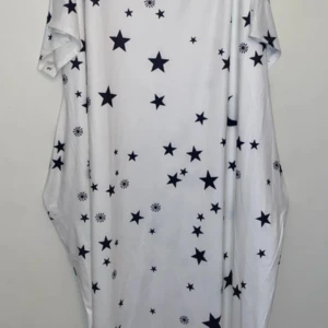 Plus-size Vit stjärnmönstrad klänning  - Plus-size Vit långklänning från ChicMe med svart stjärnmönster och månar. Oversized passform med korta ärmar och rund halsringning. Har fickor på båda sidorna! Helt ny och oanvänd.