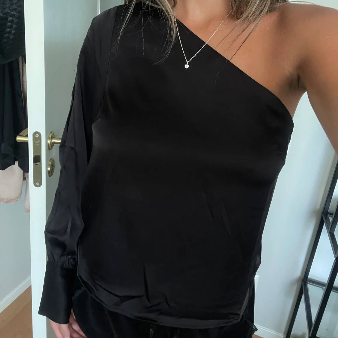 Svart oneshoulder blus i satin - 2