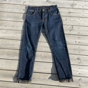 Nudie selvage jeans  - Tja, säljer nu ett par riktigt snygga nudie selvage i w30 L32, jeansen är knappt använda och ser som nya ut, jeansen ändrar också utseende och skapar sin egen tvätt över tid vilket jag tycker är riktigt snyggt, bara att höra av sig för fler bilder och pris går alltid att diskuteras 