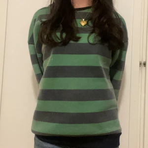 Randig grön och grå sweatshirt - Jättegulligt randig tjocktröja! Använt ett par gånger. Perfekt till dig som går för en downtown look