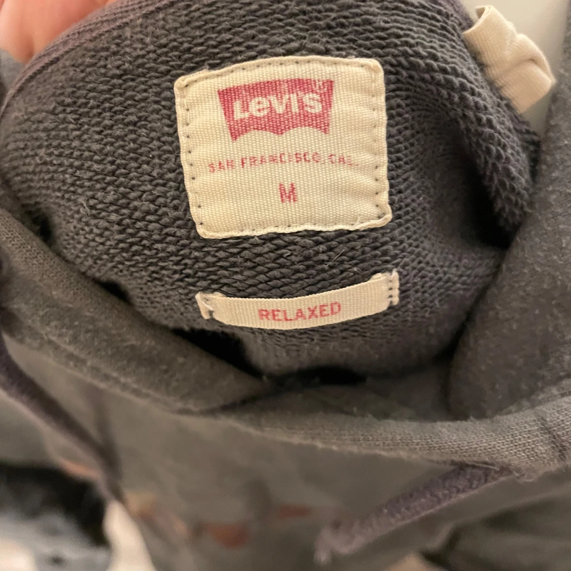 Grå hoodie från Levi's med logga - 2