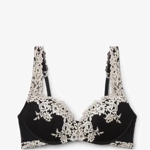 Intimissimi - Supersnygg svart bh med vit broderad spets och blommiga detaljer. Axelbanden är dekorerade med samma spets och ger en lyxig känsla. Perfekt för dig som vill ha något extra under outfiten. 💕 Säljer då jag har fler o denna kommer inte till användning 