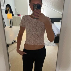 Ljusrosa spetsblus från Gina Tricot - Supersöt ljusrosa blus i spets från Gina Tricot. 