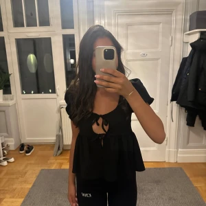 Svarta träningstights - Svarta, snygga träningstights ifrån ICIW. Säljs pågrund av att de inte kommer till användning. De är använda en gång💫