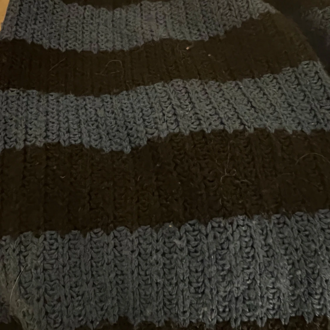 Randig blå och svart stickad tröja - 2